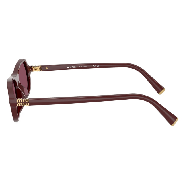 Miu Miu SMU B10 26L-20Y: occhiale da sole da donna dalla forma irregolare in acetato Rosso Ciliegia, con lenti Violetto scuro, calibro 55.