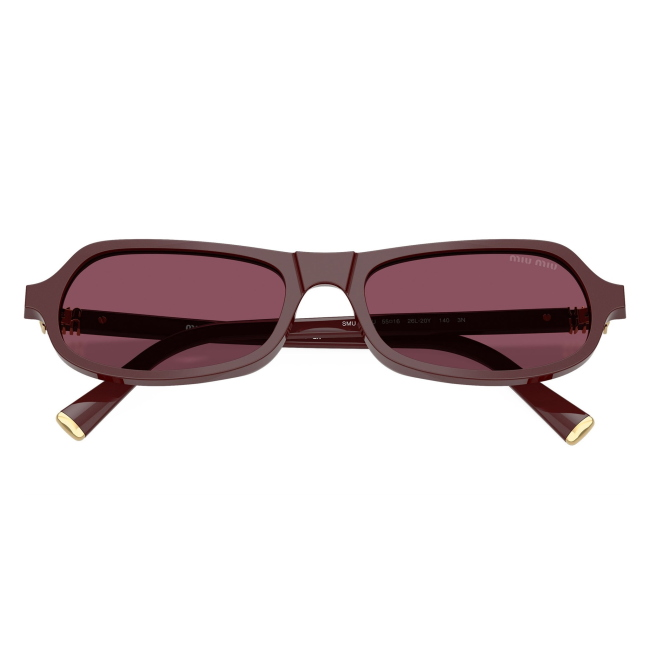 Miu Miu SMU B10 26L-20Y: occhiale da sole da donna dalla forma irregolare in acetato Rosso Ciliegia, con lenti Violetto scuro, calibro 55.