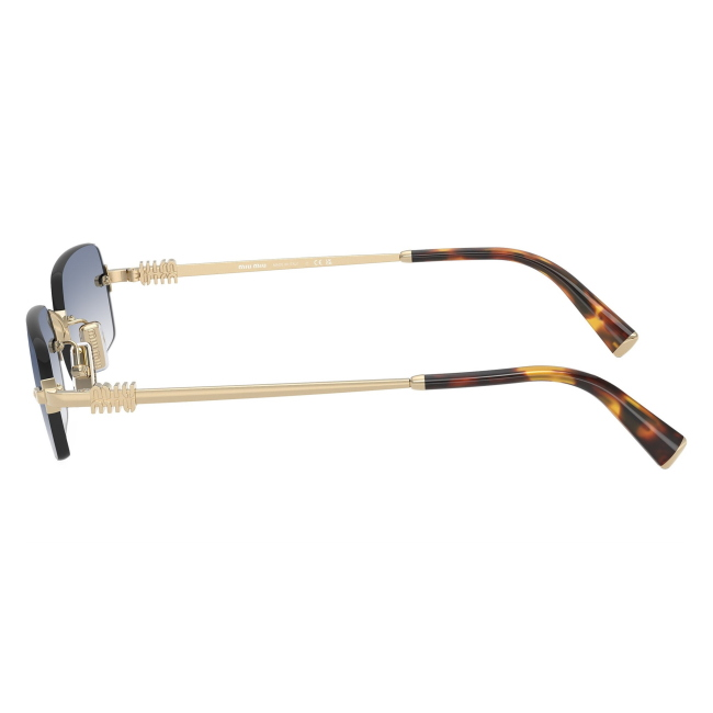 Miu Miu SMU B50 ZVN-80O: occhiale da sole da donna dalla forma rettangolare in metallo Oro Pallido, con lenti Trasparente Sfumato Azzurro, calibro 52.