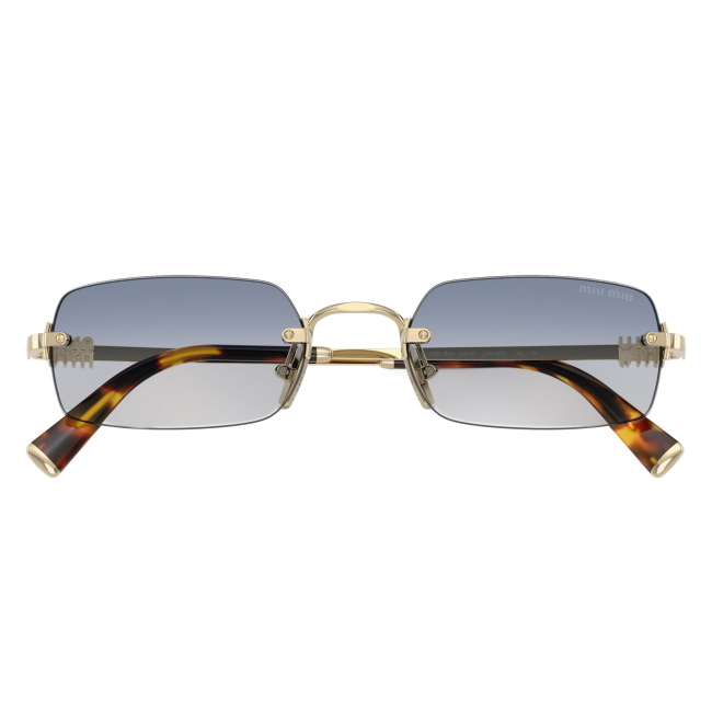 Miu Miu SMU B50 ZVN-80O: occhiale da sole da donna dalla forma rettangolare in metallo Oro Pallido, con lenti Trasparente Sfumato Azzurro, calibro 52.