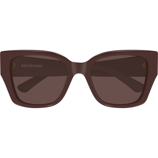 Balenciaga BB0474S, colore 003. Occhiali da sole dalla forma a farfalla, finitura bordeaux, misure 55-19-140 mm.