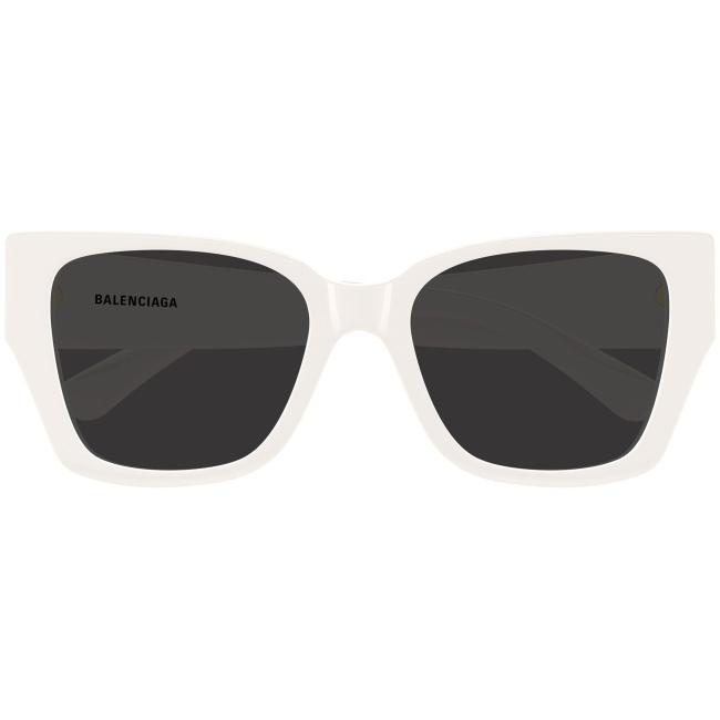 Balenciaga BB0474S, colore 006. Occhiali da sole dalla forma a farfalla, finitura bianco, misure 55-19-140 mm.